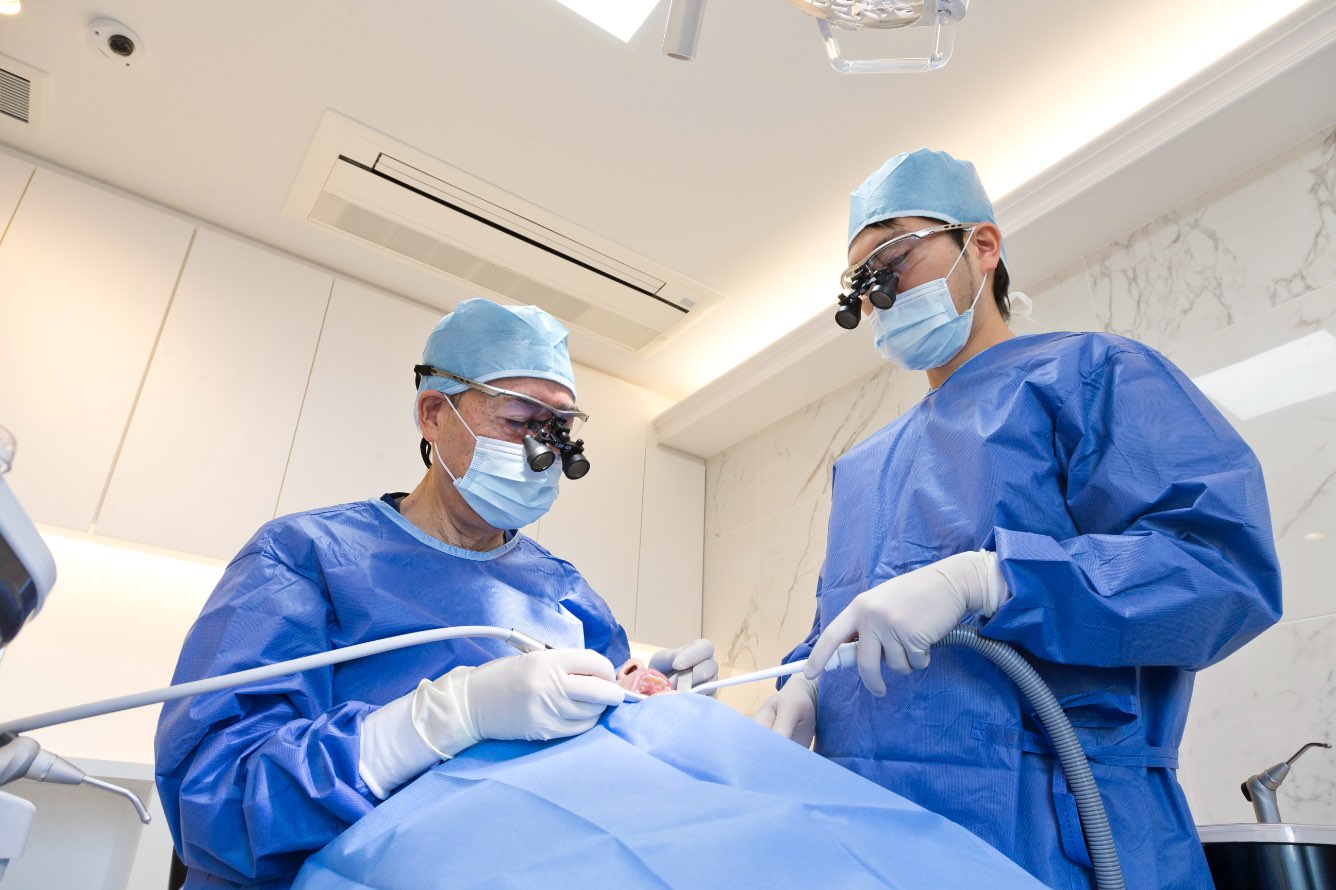 専門医による精密インプラント手術